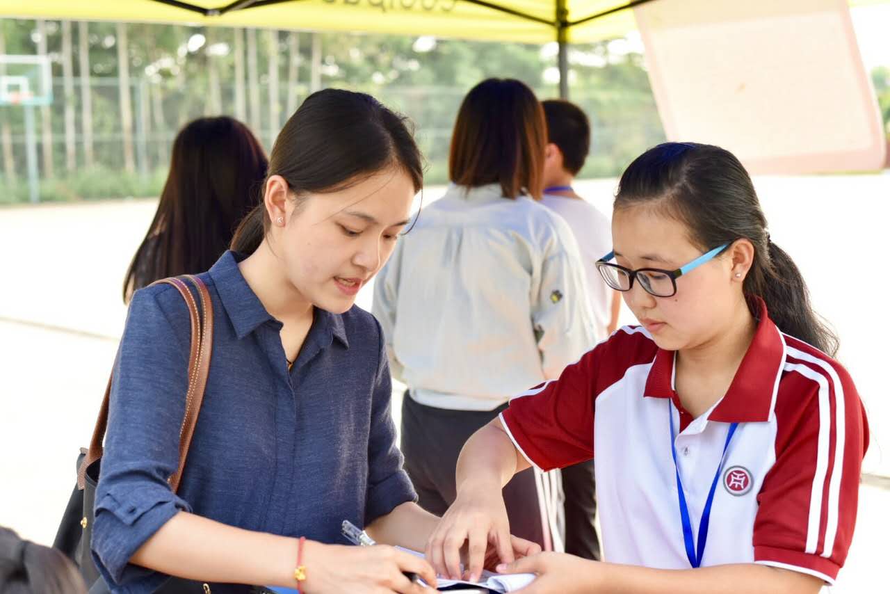 迷彩青春辅导员传递温暖引路大学